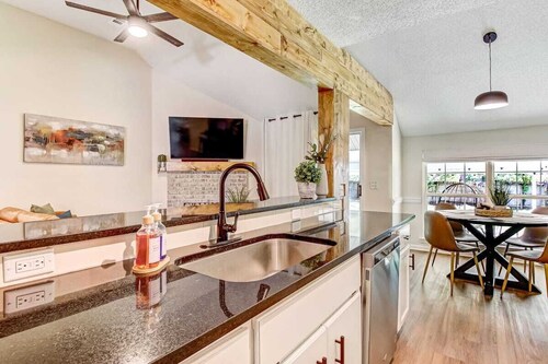 NEW TO VRBO SPECIAL! 4 Bedroom Home- 6 mi to Airport, 11 mi to Downtown