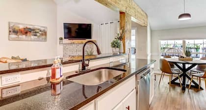 NEW TO VRBO SPECIAL! 4 Bedroom Home- 6 mi to Airport, 11 mi to Downtown