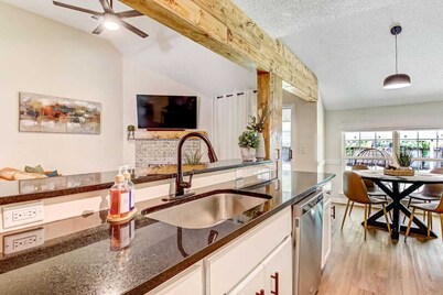 NEW TO VRBO SPECIAL! 4 Bedroom Home- 6 mi to Airport, 11 mi to Downtown