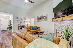 Living area - NEW TO VRBO SPECIAL! 4 Bedroom Home- 6 mi to Airport, 11 mi to Downtown (Pooler)