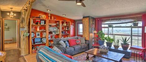 TV, fireplace