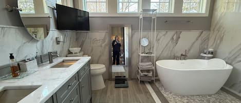 Shower, jetted tub, hair dryer, towels