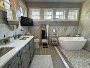 Regadera, tina de hidromasaje, secadora de cabello, toallas 