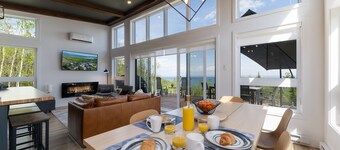 Charlevoix River View House: Spa, Firepit & BBQ