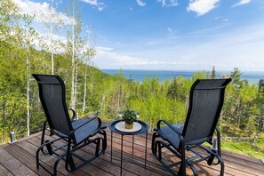 Terrace/patio - Charlevoix River View House: Spa, Firepit & BBQ (La Malbaie)