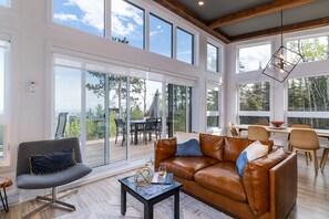 Smart TV - Charlevoix River View House: Spa, Firepit & BBQ (La Malbaie)