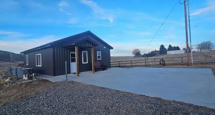 Mountain Crest Cabin - Cozy Lodging, Close to Cody