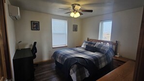 Työpöytä, silitysrauta/-lauta, ilmainen Wi-Fi, vuodevaatteet