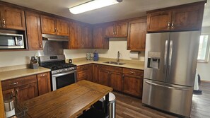 Jääkaappi, mikroaaltouuni, uuni, liesi