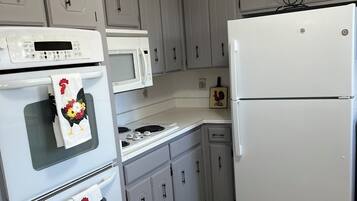 Frigorífic, microones, placa de cuina i rentaplats