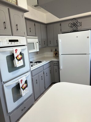 Fridge, microwave, stovetop, dishwasher