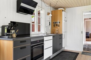 Kjøleskap, ovn, kokeplater og oppvaskmaskin