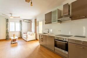 Fridge, microwave, oven, dishwasher - L'Oustaou - Climatisé avec terrasse (Pélissanne)