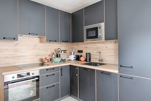 Fridge, microwave, oven, dishwasher - Esprit Village - Avec parking privé (Clamart)