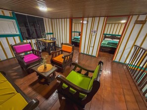 Gambar tidak terklasifikasi, 2 dari 33, tombol