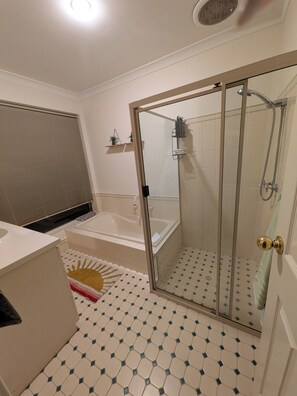 Regadera, secadora de cabello, toallas, jabón 