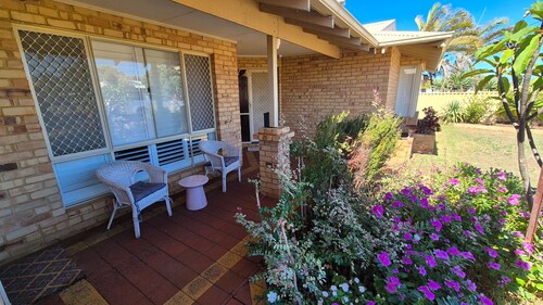 Welcome to your coastal getaway! Sleeps 5, includes a work space & pet friendly