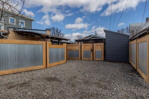 Property grounds - *NEW* Newly complete, dog friendly bungalow in Livingston (Livingston)