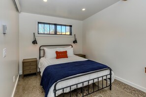 1 bedroom, desk, iron/ironing board, free WiFi - Rodeo Roundup Dates Available! Dog Friendly (Livingston)