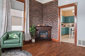 Smart TV, lareira, livros