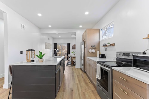 Large 5BR Detroit Stay|Ideal for Groups