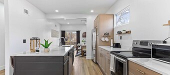 Large 5BR Detroit Stay|Ideal for Groups