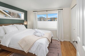3 bedrooms, iron/ironing board, WiFi, bed sheets - Bright West Seattle 3BR • EV Parking • Walkable • Near Stadiums (Seattle)