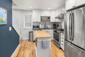 Private kitchen - Bright West Seattle 3BR • EV Parking • Walkable • Near Stadiums (Seattle)