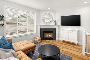 Smart TV - Bright West Seattle 3BR • EV Parking • Walkable • Near Stadiums (Seattle)