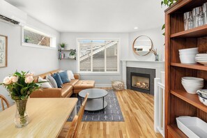 Smart TV - Bright West Seattle 3BR • EV Parking • Walkable • Near Stadiums (Seattle)