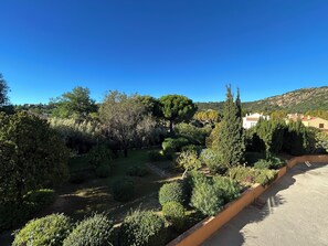 Property grounds - In the heart of the village, a 7-minute walk from the superb Saint-Clair beach. (Le Lavandou)