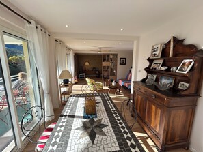 Interior - In the heart of the village, a 7-minute walk from the superb Saint-Clair beach. (Le Lavandou)