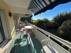 Outdoor dining - In the heart of the village, a 7-minute walk from the superb Saint-Clair beach. (Le Lavandou)