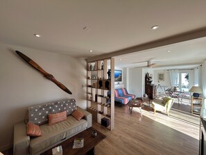 Living area - In the heart of the village, a 7-minute walk from the superb Saint-Clair beach. (Le Lavandou)