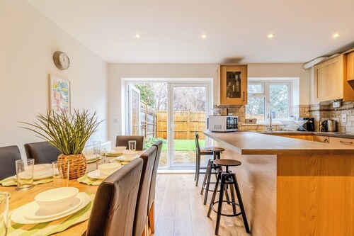 Spacious 3 bedroom home, perfect for families & contractors. Free parking