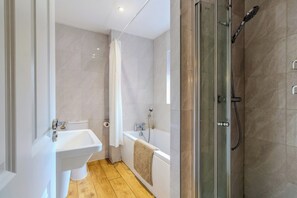 Toallas, jabón, papel de baño 