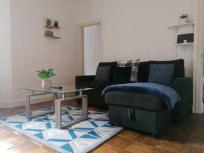 Smart TV - Ermine Road -  a house that sleeps 7 guests  in 4 bedrooms (Chester)