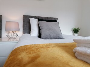 4 bedrooms, iron/ironing board, free WiFi, bed sheets - Ermine Road -  a house that sleeps 7 guests  in 4 bedrooms (Chester)