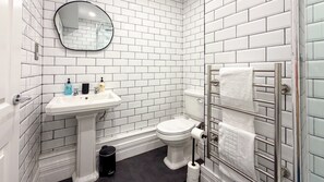 Shower, hair dryer, towels - Hamilton Square 2 -  an apartment that sleeps 6 guests  in 2 bedrooms (Birkenhead)
