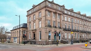 Exterior - Hamilton Square 2 -  an apartment that sleeps 6 guests  in 2 bedrooms (Birkenhead)