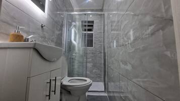 Dusj, hårføner, håndklær og toalettpapir