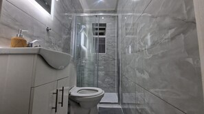 Suihku, hiustenkuivaaja, pyyhkeet, vessapaperi