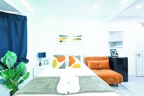 1 dormitorio, tabla de planchar con plancha, wifi y ropa de cama
