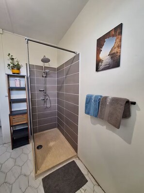 Haartrockner, Handtücher, Seife, Shampoo
