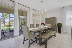 Dining - South Fort Myers Gated Retreat! Community Pool! Close to Beaches, Dining, Shopping & Parks! (Fort Myers)