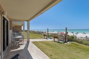 Outdoor dining - New and 50 seconds from water (Destin)