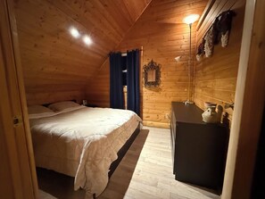 1 bedroom, travel cot, free WiFi, bed sheets - Mirrored Waters Ranch Cabin (Mirror)