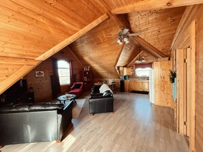 Smart TV, fireplace, books - Mirrored Waters Ranch Cabin (Mirror)