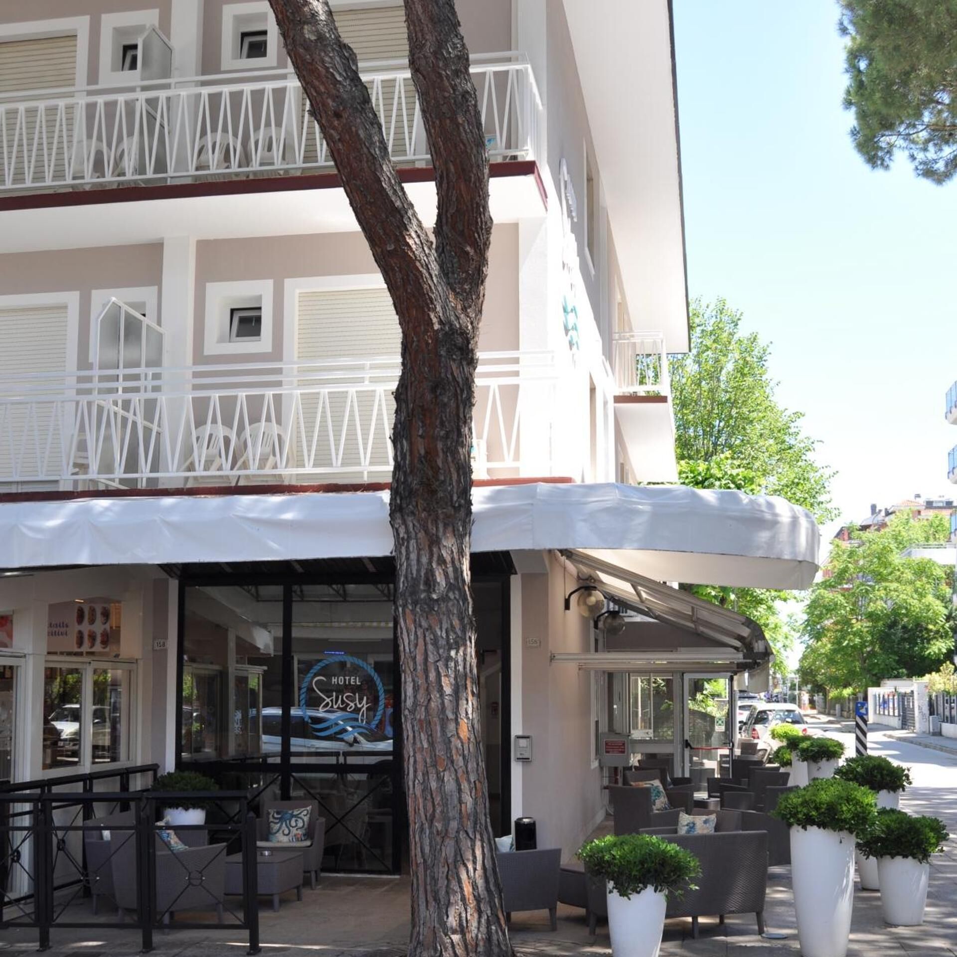 Ein Hotel mit Außenbereich, einem sichtbaren Eingang und einem Balkon.
