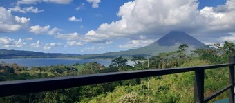 Acogedora Habitación de 1 dormitorio  con vista al lago y Volcán Arenal.